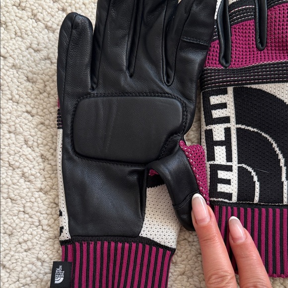 The North Face Riding Gloves - Picture 2 of 5